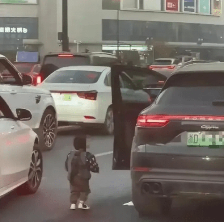 VIDEO: COUPLE FIGHT IN TRAFFIC NEGLECTING TODDLER ON BUSY&nbsp;ROAD